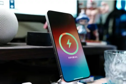 娄星苹果15换屏服务分享用什么充电器给iPhone15充电更好 